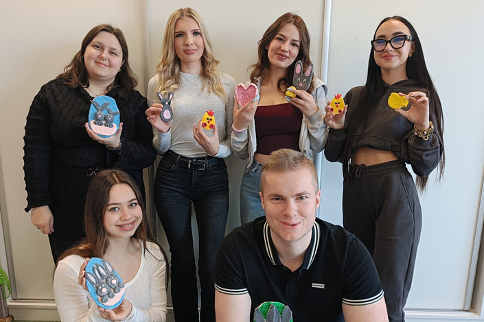 Studenci pedagogiki przedszkolnej i wczesnoszkolnej przygotowują się do świąt Wielkanocy