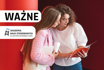 Dwie studentki czytające ulotkę, którą trzyma jedna z nich.