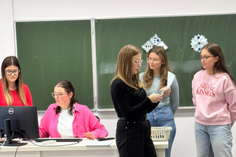 Zdjęcie przedstawia studentki i dzieci podczas warsztatów świątecznych