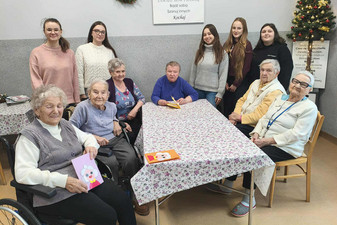 Studentki wraz z seniorami