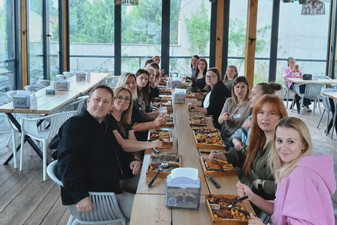 Uczestnicy zajęć wolnoczasowych podczas wspólnego wyjścia do restauracji