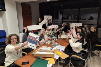 Grupa studentów podczas zajęć warsztatowych