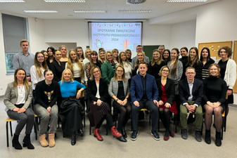 Zdjęcie grupowe studentów i pracowników Instytutu Pedagogicznego
