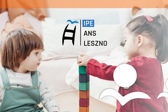 Dwoje dzieci bawiących się klockami