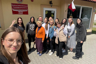 Zdjęcie  przedstawia studentów wraz z wykładowczynią podczas wizyty studyjnej